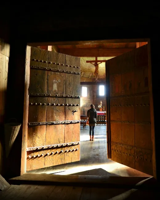 Wejście do drewnianego kościoła UNESCO w Haczowie