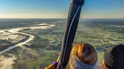 Widok na osoby lecące balonem