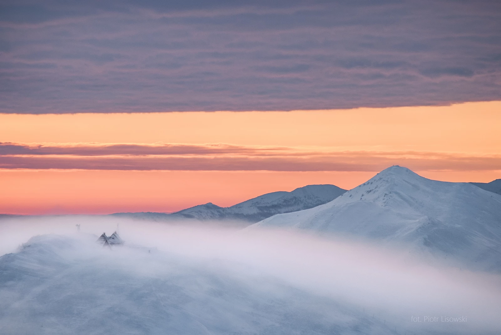 Paweł-Lisowski_Schornisko-Chatka-Puchatka_Schronisko-Chatka-Puchatka-pod-grubą-pokrywą-śniegu_2.webp [2.99 MB]