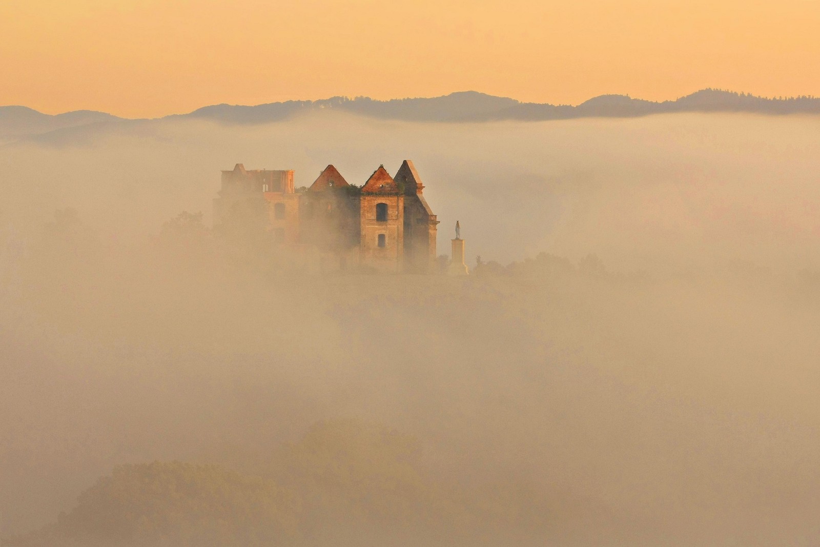 11 Klasztor Karmelitów we mgle, Zagórz.JPG [2.66 MB]